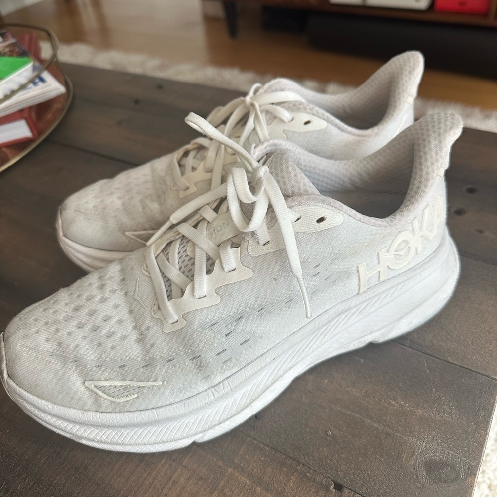 Hoka Clifton 9 in white